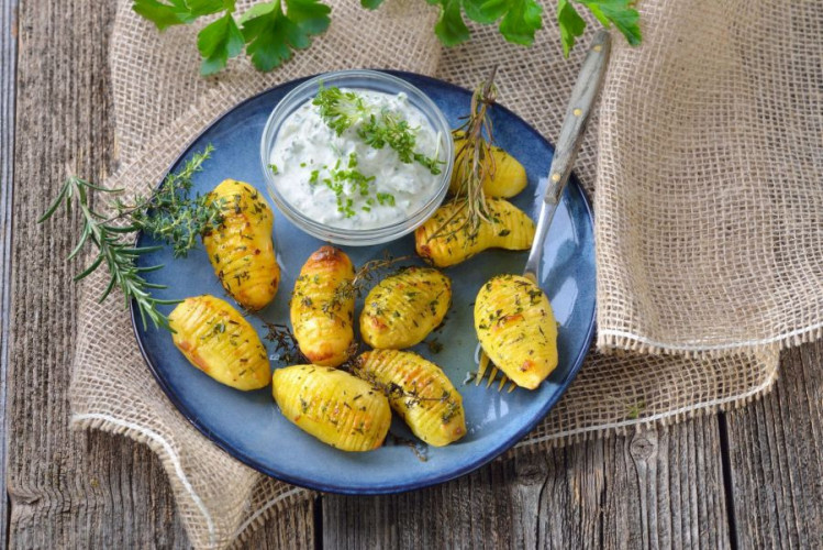 Rosmarin getrocknet geschnitten kaufen, aromatisches Kräuter Gewürz für Fleisch Gemüse und Kartoffeln