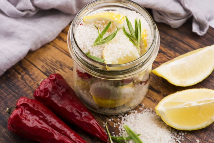 Zitronensalz kaufen, frisches Salz mit Zitronennote für Fisch, Gemüse, Salate und kreative Küche
