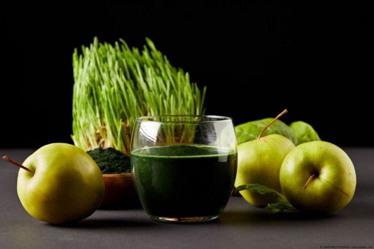 Spirulina Pulver grün kaufen, fein gemahlenes Spirulina für Smoothies, Getränke und kreative Küche