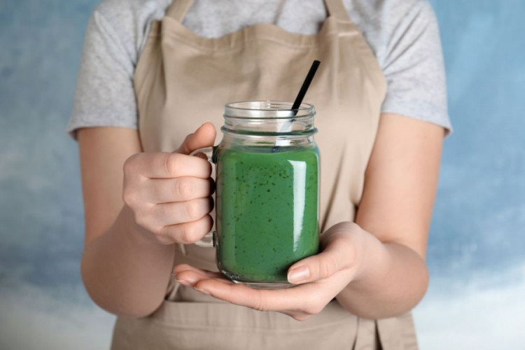 Spirulina Pulver grün kaufen, fein gemahlenes Spirulina für Smoothies, Getränke und kreative Küche