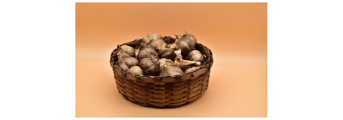 Schwarzer Knoblauch gemahlen kaufen fermentiert mild süßlich für Küche und kreative Gerichte