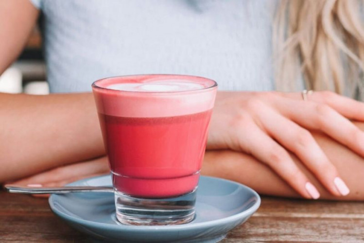 Pink Latte Gewürz für cremige Latte Getränke, intensiv in Farbe und Geschmack