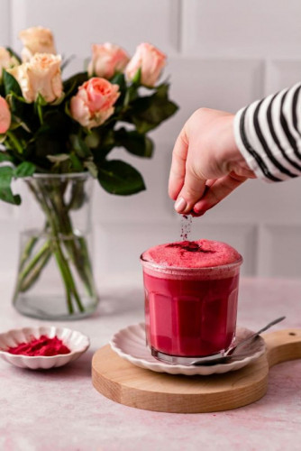 Pink Latte Gewürz für cremige Latte Getränke, intensiv in Farbe und Geschmack