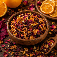 Orangen Früchtetee, fruchtiger Tee mit Orangenschalen Hibiskus und Blüten für heißen und kalten Genuss (Orange Fruit Tea)
