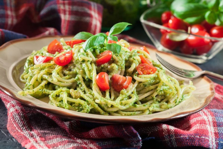 Basilikum getrocknet kaufen aromatisch für Pasta Pizza und Küche