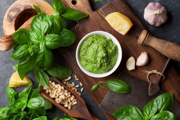 Basilikum getrocknet kaufen aromatisch für Pasta Pizza und Küche