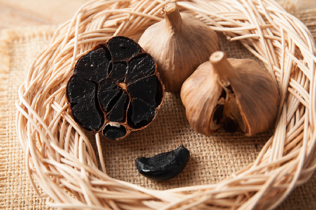 Schwarzer Knoblauch ganz, fermentiert, ganze Stück, Knollen Schwarzer Knoblauch ganz, fermentiert, ganze Stück, Knollen