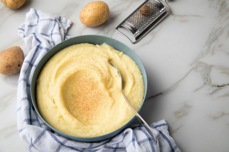 Muskatnüsse ganz kaufen handverlesen aromatisch für Küche Backen und herzhafte Gerichte