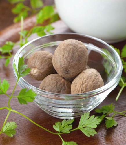Muskatnüsse ganz kaufen handverlesen aromatisch für Küche Backen und herzhafte Gerichte