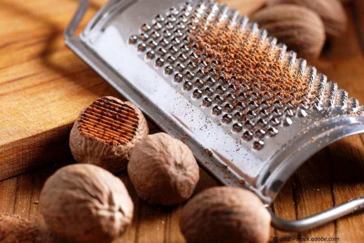 Muskatnüsse ganz kaufen handverlesen aromatisch für Küche Backen und herzhafte Gerichte