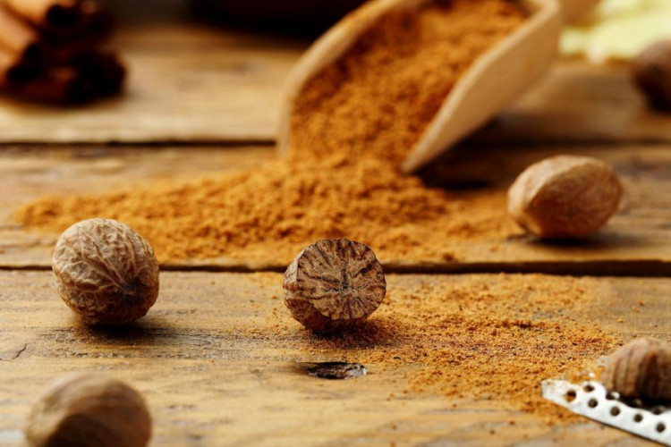 Muskatnüsse ganz kaufen handverlesen aromatisch für Küche Backen und herzhafte Gerichte