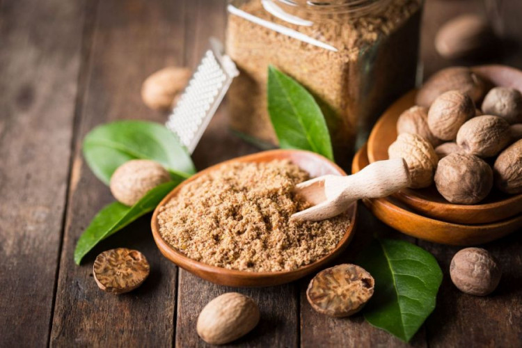 Muskatnüsse ganz kaufen handverlesen aromatisch für Küche Backen und herzhafte Gerichte