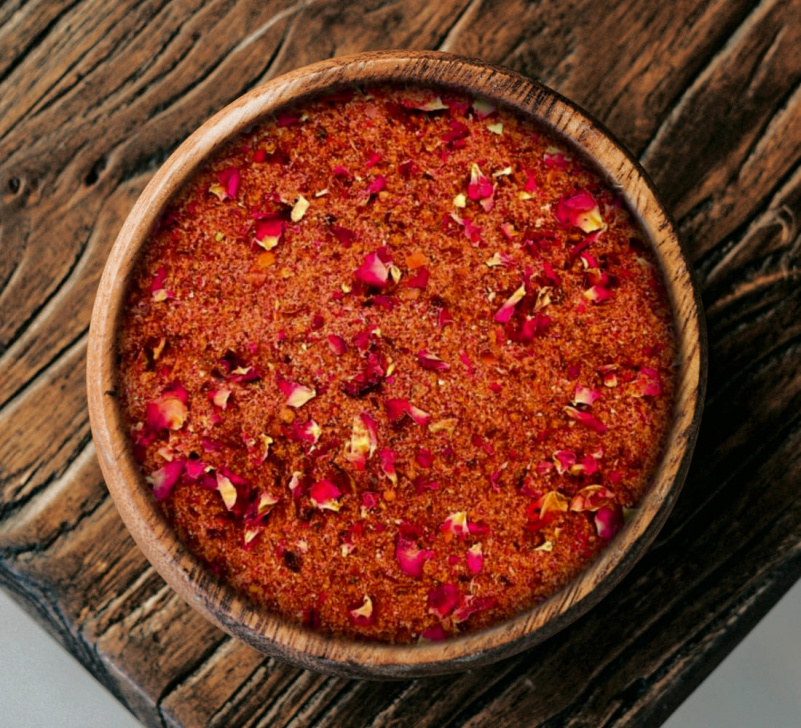 Rosenharissa, mit echten essbaren Rosen