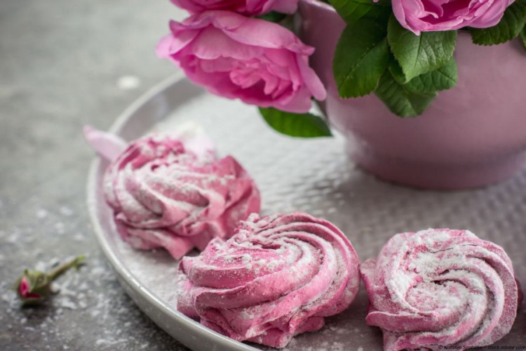 Rosenblütenblätter gemahlen kaufen, feines Rosenpulver für Tee Desserts und Küche