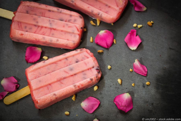 Rosenblütenblätter gemahlen kaufen, feines Rosenpulver für Tee Desserts und Küche