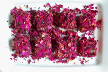 Rosenblütenblätter, Naturprodukt, essbare Blüten, getrocknet